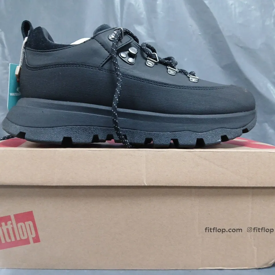 BOXED PAIR OF FITFLOP NEO-D-HYKER WATERPROOF OUTDOOR SNEAKERS IN BLACK SIZE UK 6