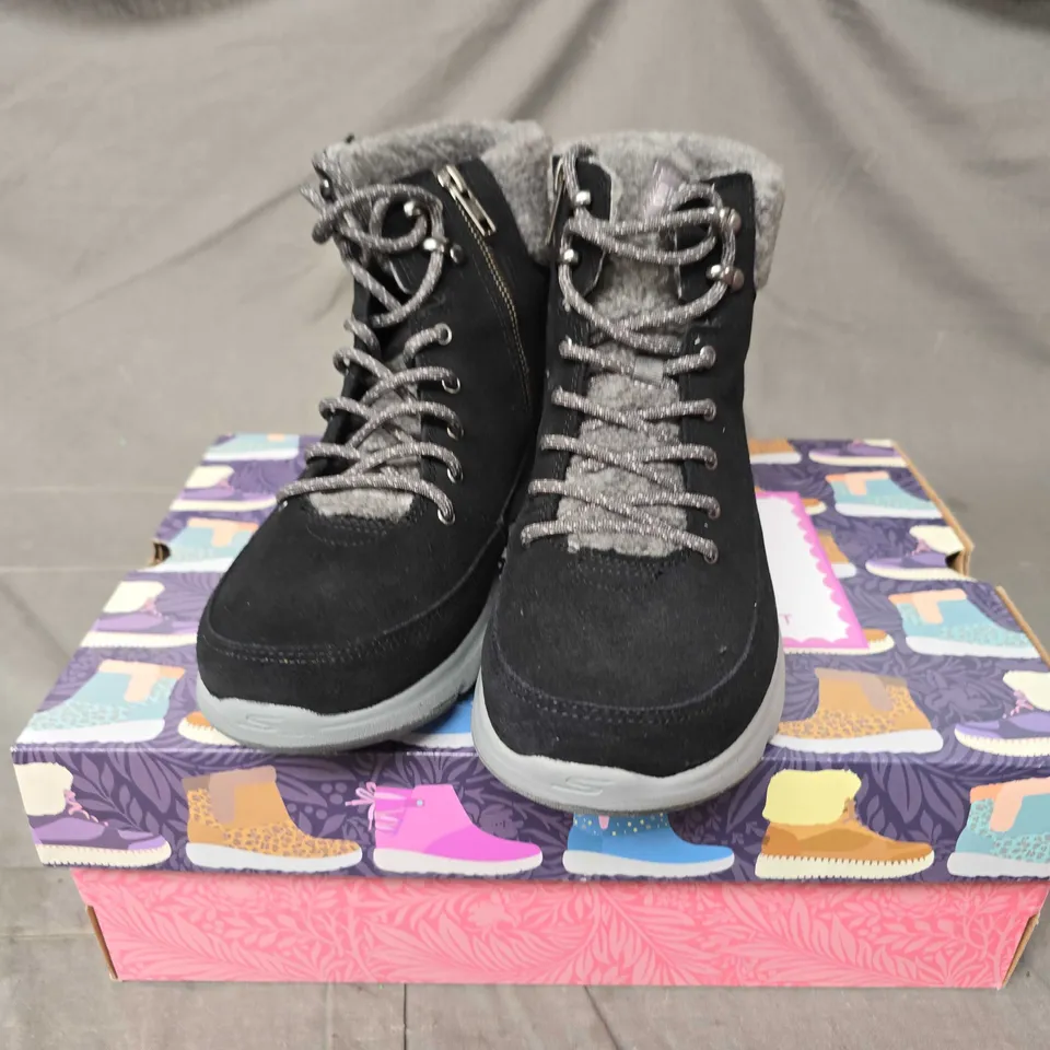 BOXED PAIR OF SKECHERS GO WALK BOOTS IN BLACK/GREY TRIM - 6