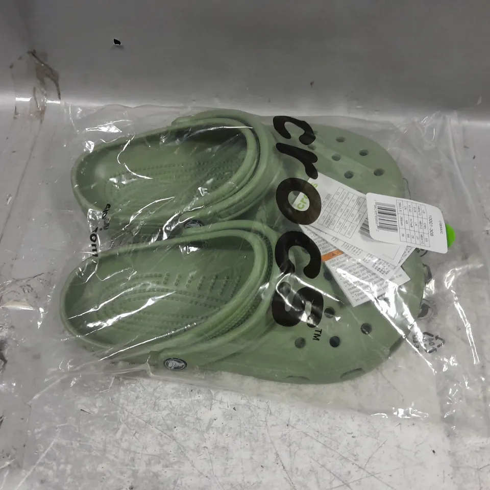 BAGGED PAIR OF CROCS CLASSIC CLOG GREEN UK M7/W8 