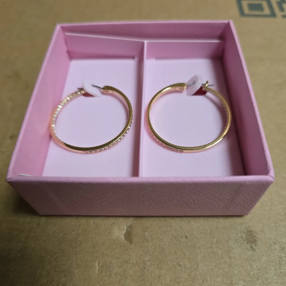SWAROVSKI GOLD-TONE HOOP EARRINGS WITH CRYSTAL DETAILING – MEDIUM, PINK PRESENTATION BOX