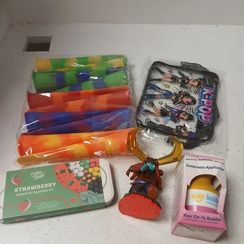 APPROXIMATELY 10 ASSORTED TOYS AND GAMES TO INCLUDE FIGURINES, BEADING KIT, SILICONE MOULDS ETC 
