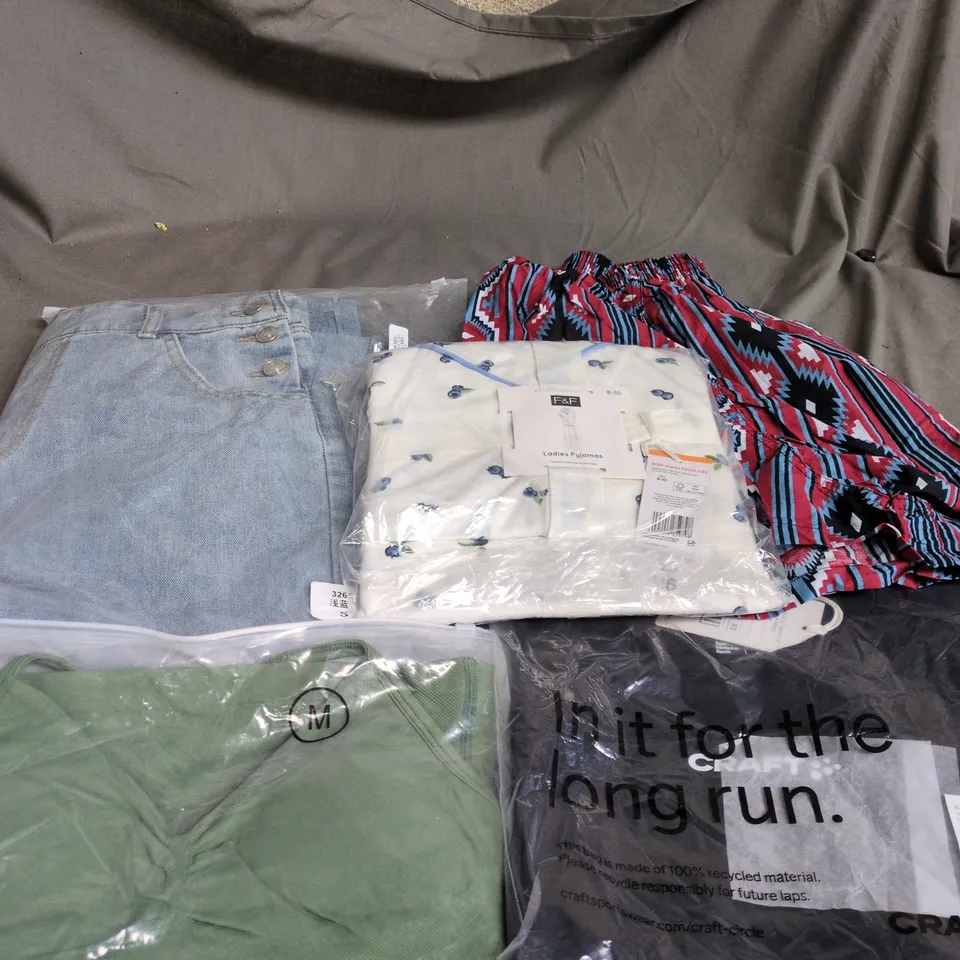 APPROXIMATELY 25 ASSORTED CLOTHING PRODUCTS IN VARIOUS STYLES & SIZES TO INCLUDE PANTS, T-SHIRTS, DRESSES ETC