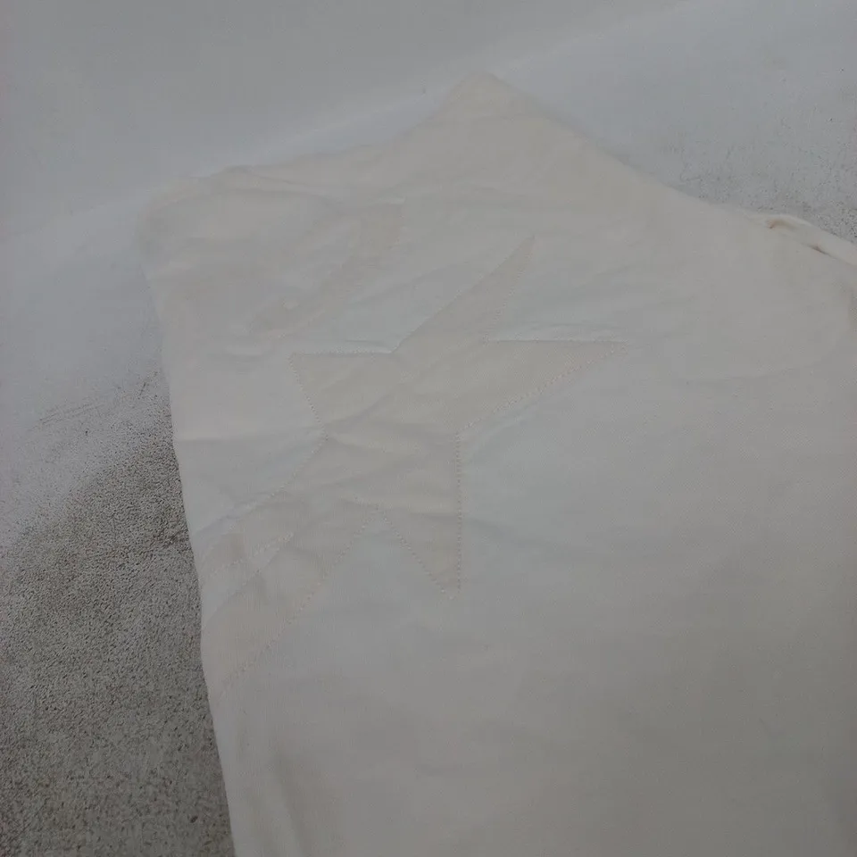 CORTEIZ RULES THE WORLD - WHITE CLOTHING ITEM WITH BRAND LABEL M
