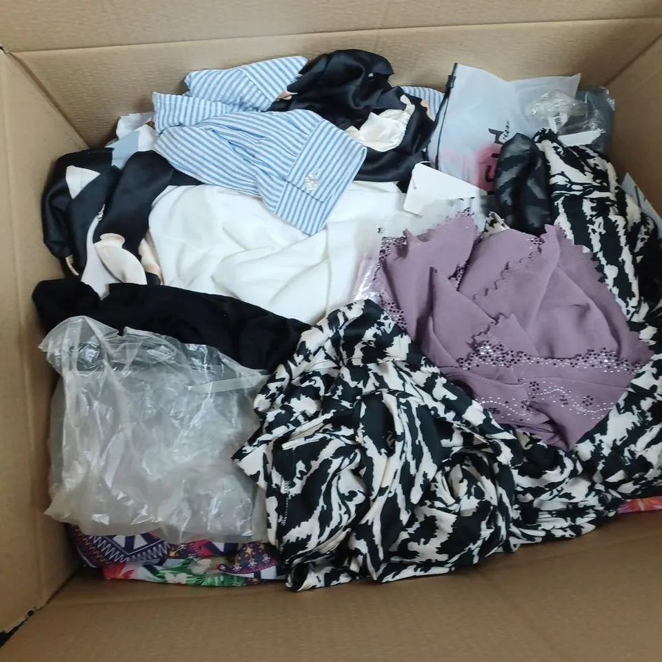 LARGE QAUNTIITY OF ASSORTED CLOTHING ITEMS TO INCLUDE JUMPSUIT, SHORTS, DRESSES, ETC