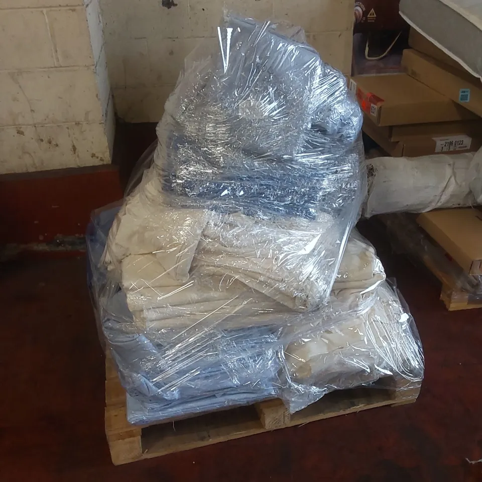 PALLET TO CONTAIN A LARGE QUANTITY OF TABLE CLOTHS // COLOURS AND SIZES MAY VARY