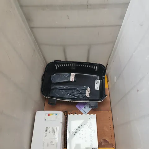 APPROXIMATELY 5 ASSORTED HOUSEHOLD ITEMS TO INCLUDE CAT CARRIER, CHRISTMAS FRAME LIGHT