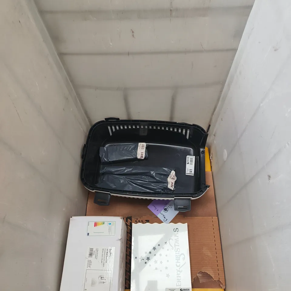 APPROXIMATELY 5 ASSORTED HOUSEHOLD ITEMS TO INCLUDE CAT CARRIER, CHRISTMAS FRAME LIGHT