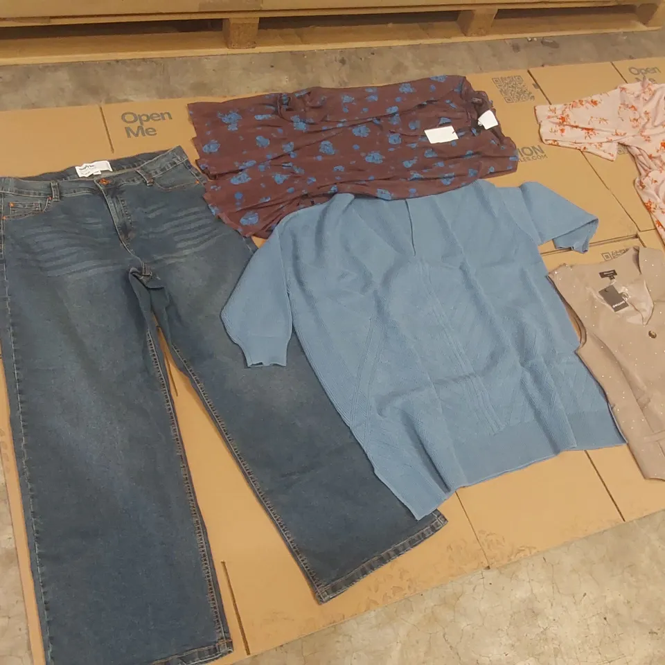 PALLET CONTAINING APPROXIMATELY 450x BRAND NEW ASSORTED DESIGNER CLOTHING ITEMS INCLUDING: SIMPLY BE JEANS, JUMPERS, WAISTCOAT, DRESS, JD WILLIAMS DRESS ECT