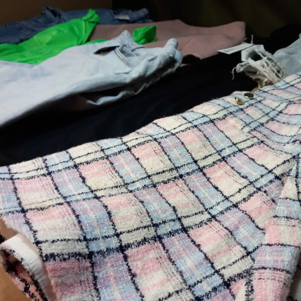 LOT OF APPROX 25 ASSORTED CLOTHING ITEMS VARYING IN SIZE/COLOUR/STYLE TO INCLUDE: TROUSERS, TOPS, DRESSES
