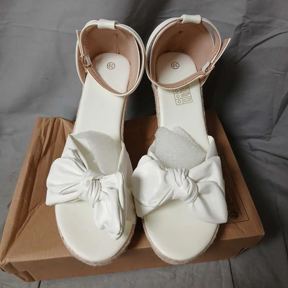 WOMEN'S WHITE KNOT-FRONT WEDGE SANDALS UK 6 (EU 39)