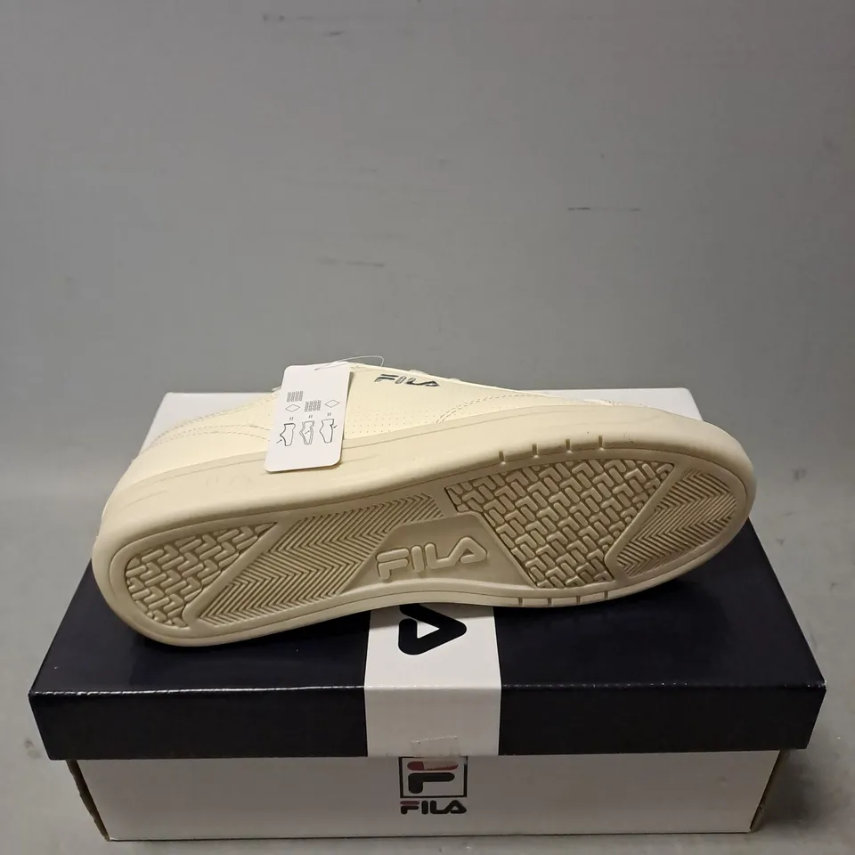 BOXED PAIR OF FILA CAMALFI GARDANIAS TRAINERS IN OFF WHITE SIZE MENS 7 