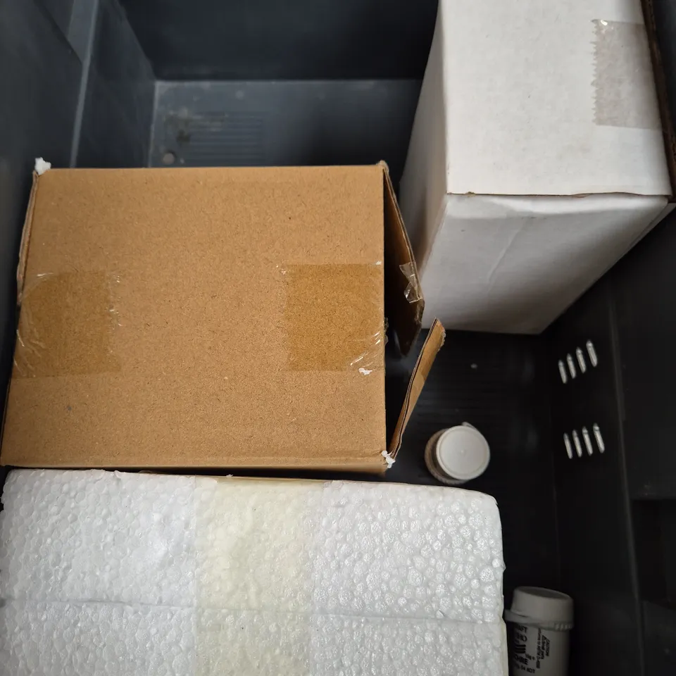 APPROXIMATELY 8 ASSORTED HOUSEHOLD ITEMS TO INCLUDE DRINKS CONTAINER, ART PENCILS, BAITS ETC 