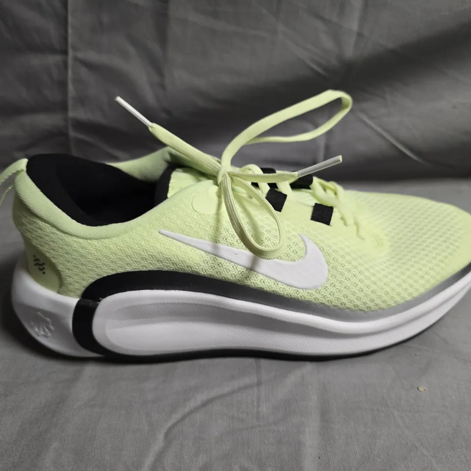 UNBOXED PAIR OF NIKE INFINITY FLOW TRAINERS - UK SIZE 4 - KIDS 