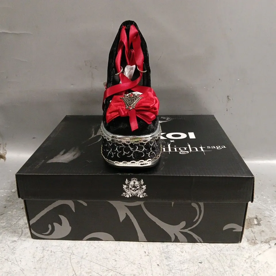 BOXED PAIR OF KOI TWILIGHT SAGA THE COLD ONES MIDNIGHT VELVET ORNATE HEELS IN BLACK SIZE UK 3