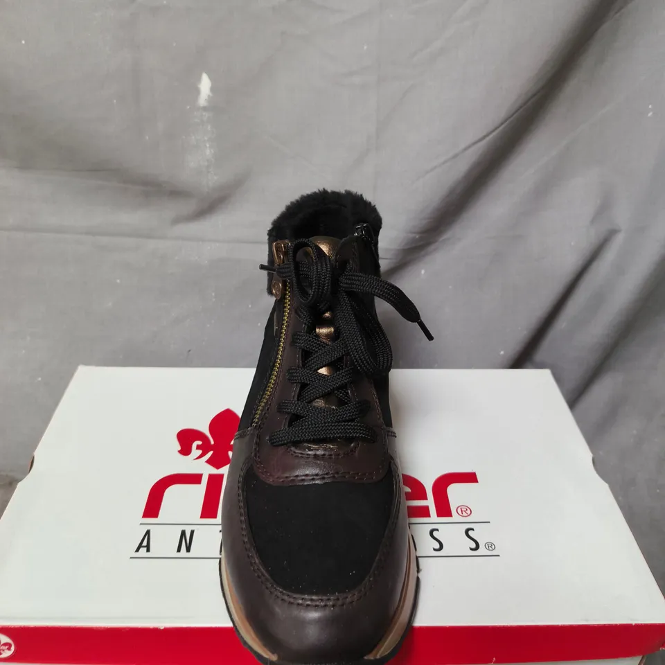 BOXED PAIR OF RIEKER WOMEN’S BROWN LEATHER & SUEDE BOOTS - SIZE 39