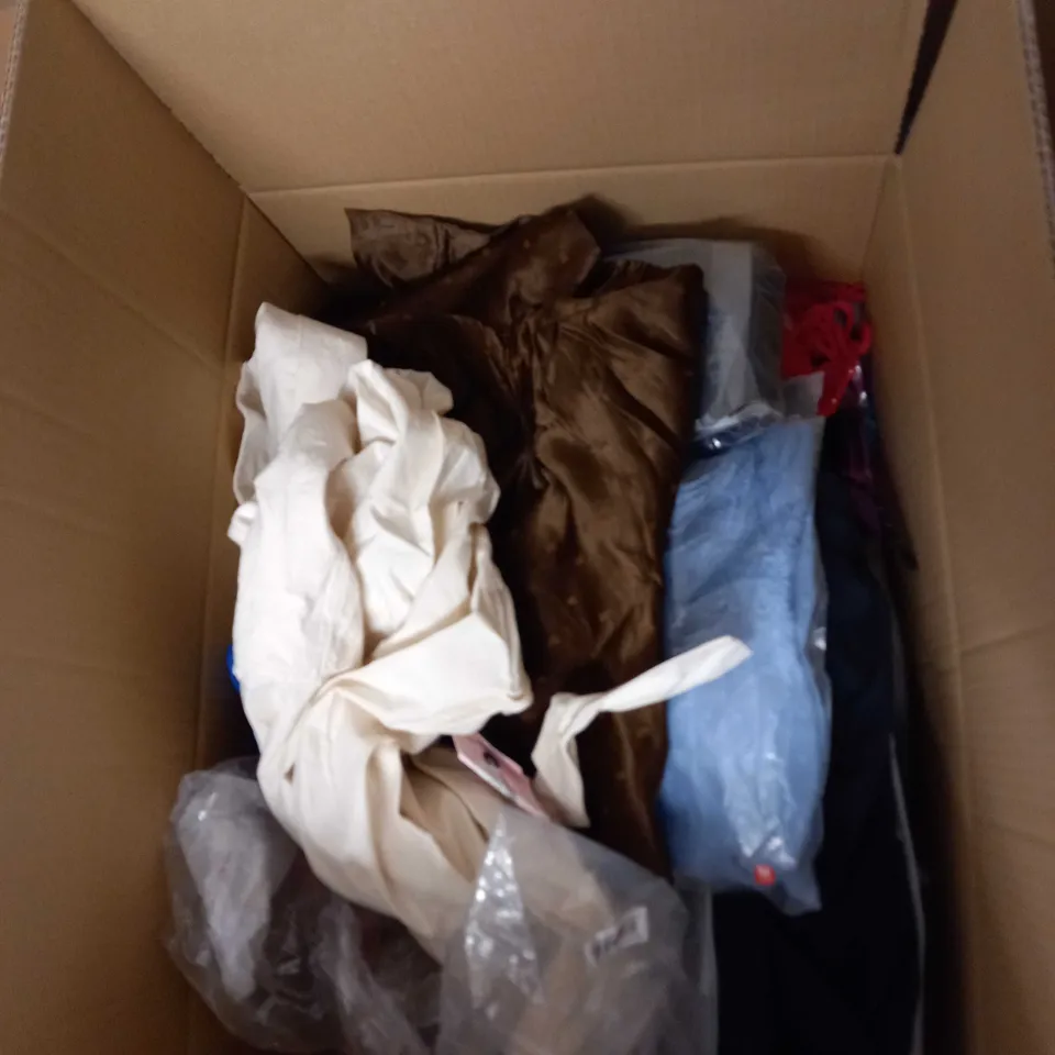 BOX OF APPROX 35 ASSORTED CLOTHING ITEMS TO INCLUDE - DRESSES, T-SHIRTS AND TROUSERS