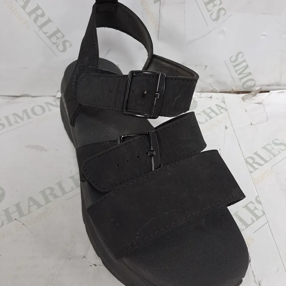 BOXED PAIR OF SKETCHERS LUXURY RETRO SANDAL BLACK SIZE 6