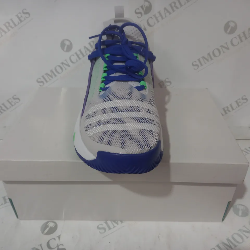 BOXED PAIR OF ADIDAS TRAE UNLIMITED SHOES IN WHITE/BLUE/LIME UK SIZE 8