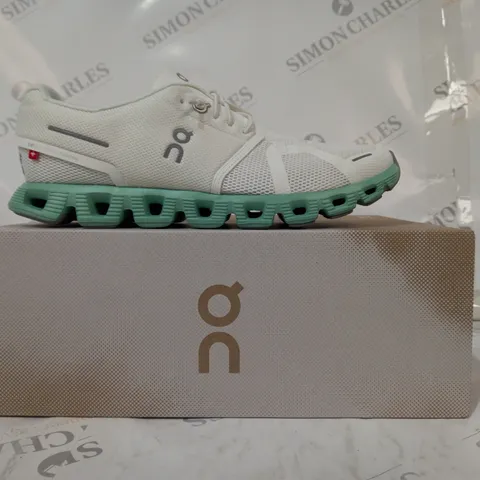 BOXED PAIR OF ON CLOUD 5 TRAINERS IN WHITE/CREEK UK SIZE 6