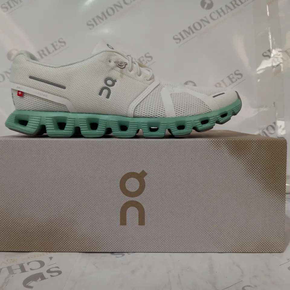 BOXED PAIR OF ON CLOUD 5 TRAINERS IN WHITE/CREEK UK SIZE 6