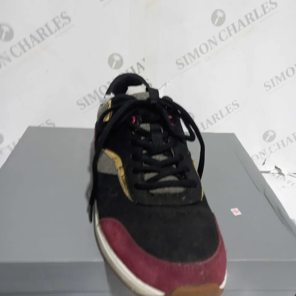 BOXED VIONIC NOVA TRAINER - UK SIZE 6.5