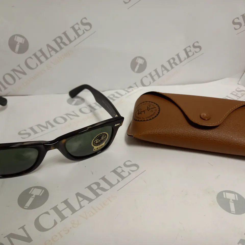 RAY-BAN ORIGINAL WAYFARER CLASSIC SUNGLASSES IN TORTOISE SHELL