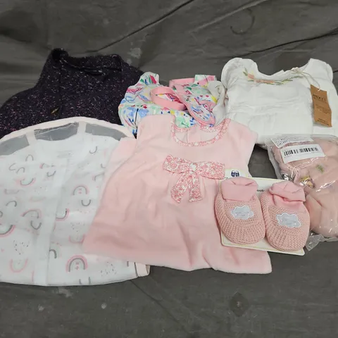 BOX OF APPROXIMATELY 30 ASSORTED KIDS CLOTHING ITEMS TO INCUDE - SLEEPSUIT - DRESSES - BABY BOOTIES, ETC