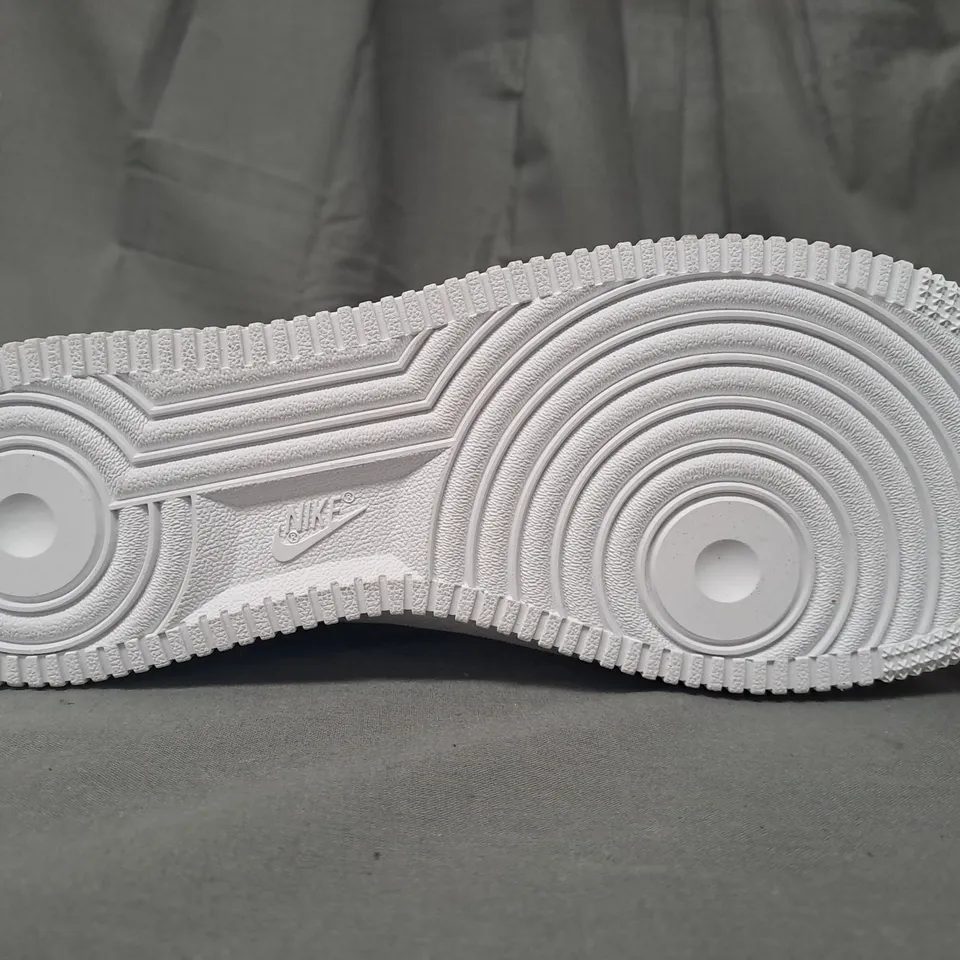 PAIR OF NIKE AIR FORCE 1 SHOES IN WHITE UK SIZE 6