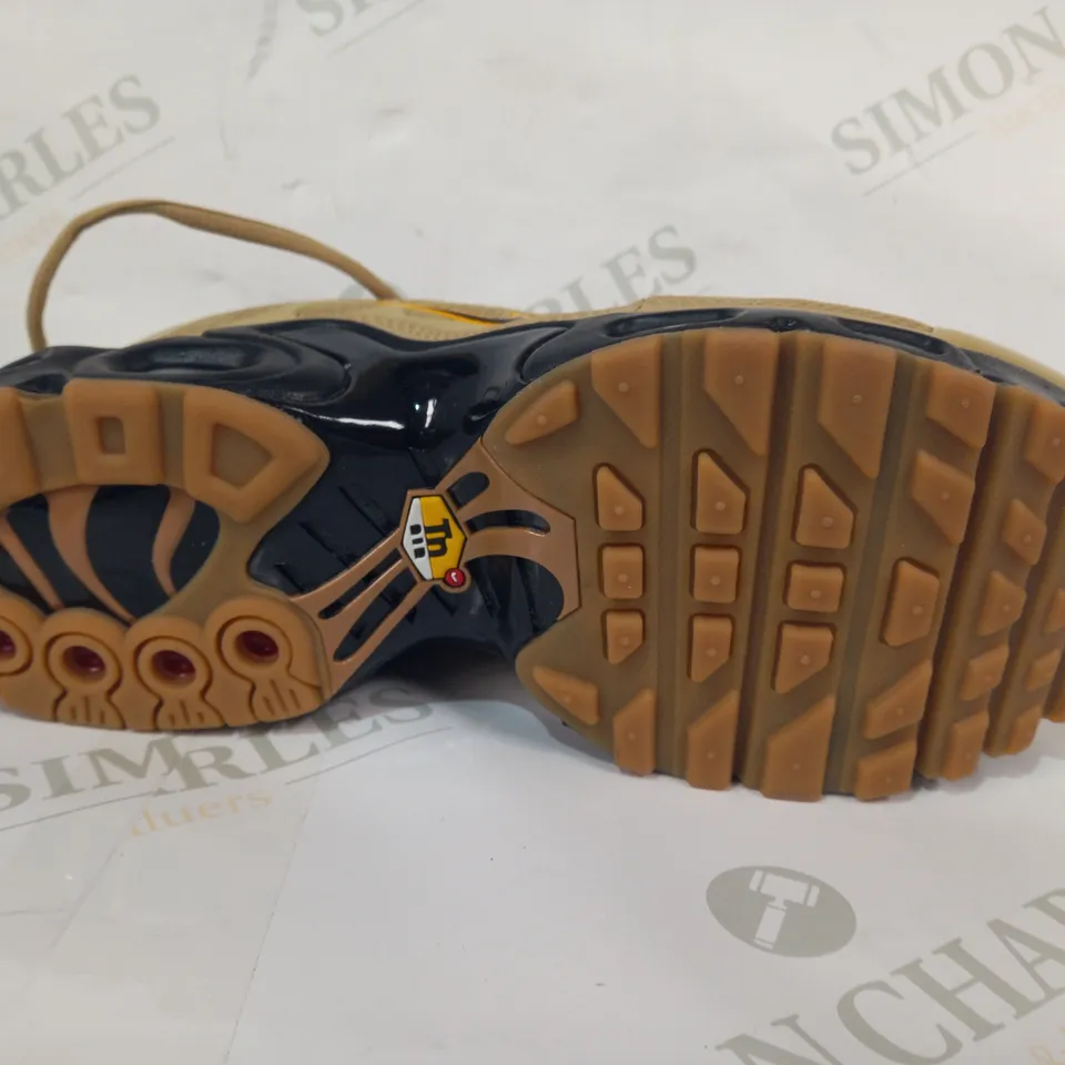 PAIR OF NIKE SHOES IN BEIGE UK SIZE 5