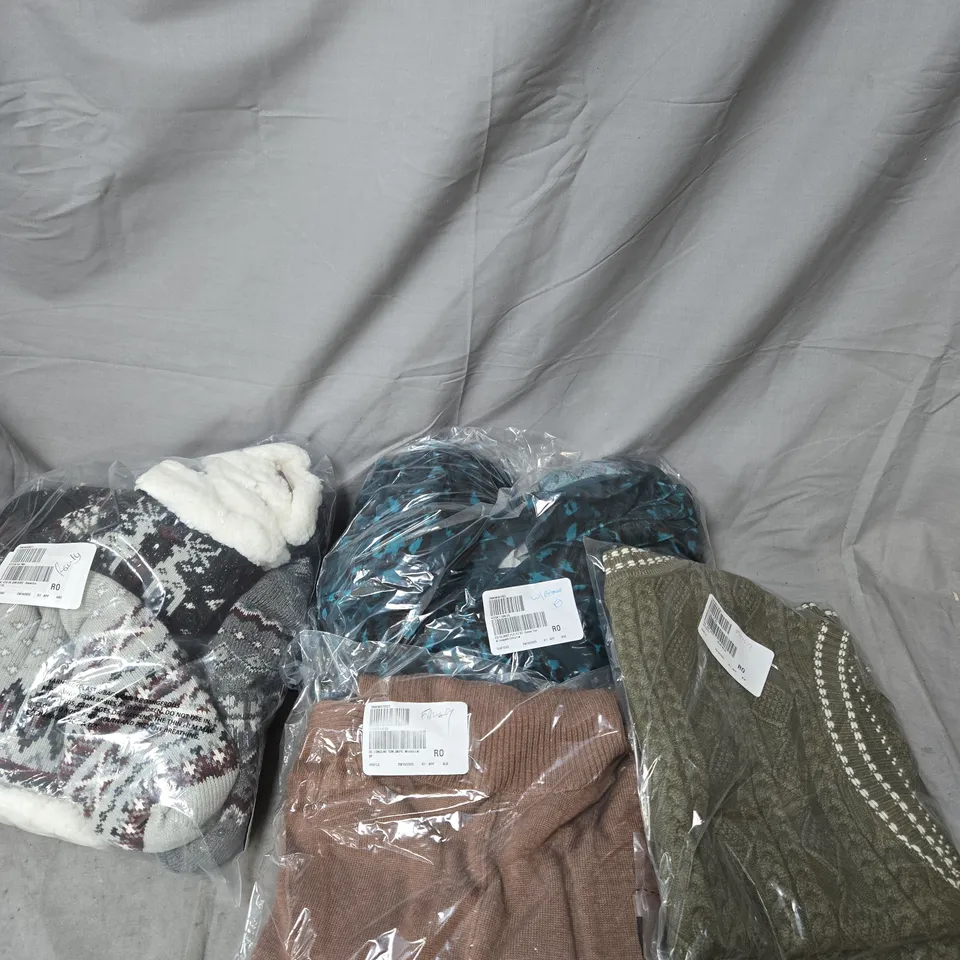 APPROXIMATELY 15 ASSORTED CLOTHING ITEMS IN VARIOUS STYLES, SIZES & COLOURS