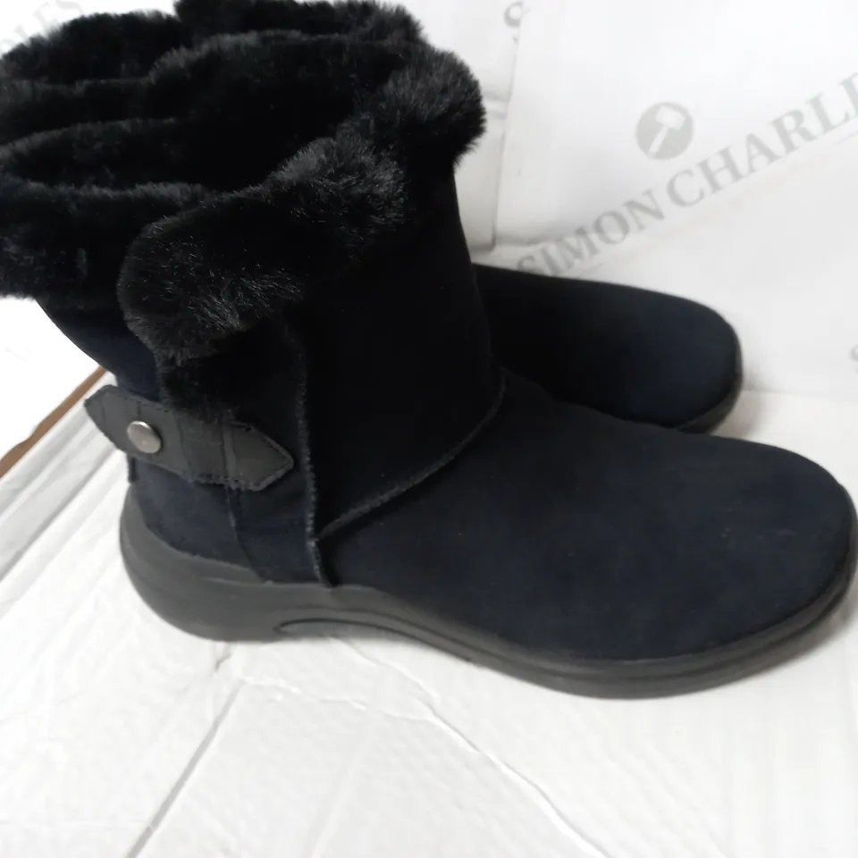 BOXED SKECHERS ON THE GO MIDTOWN CHILL SUEDE BOOTS, BLACK - SIZE 6