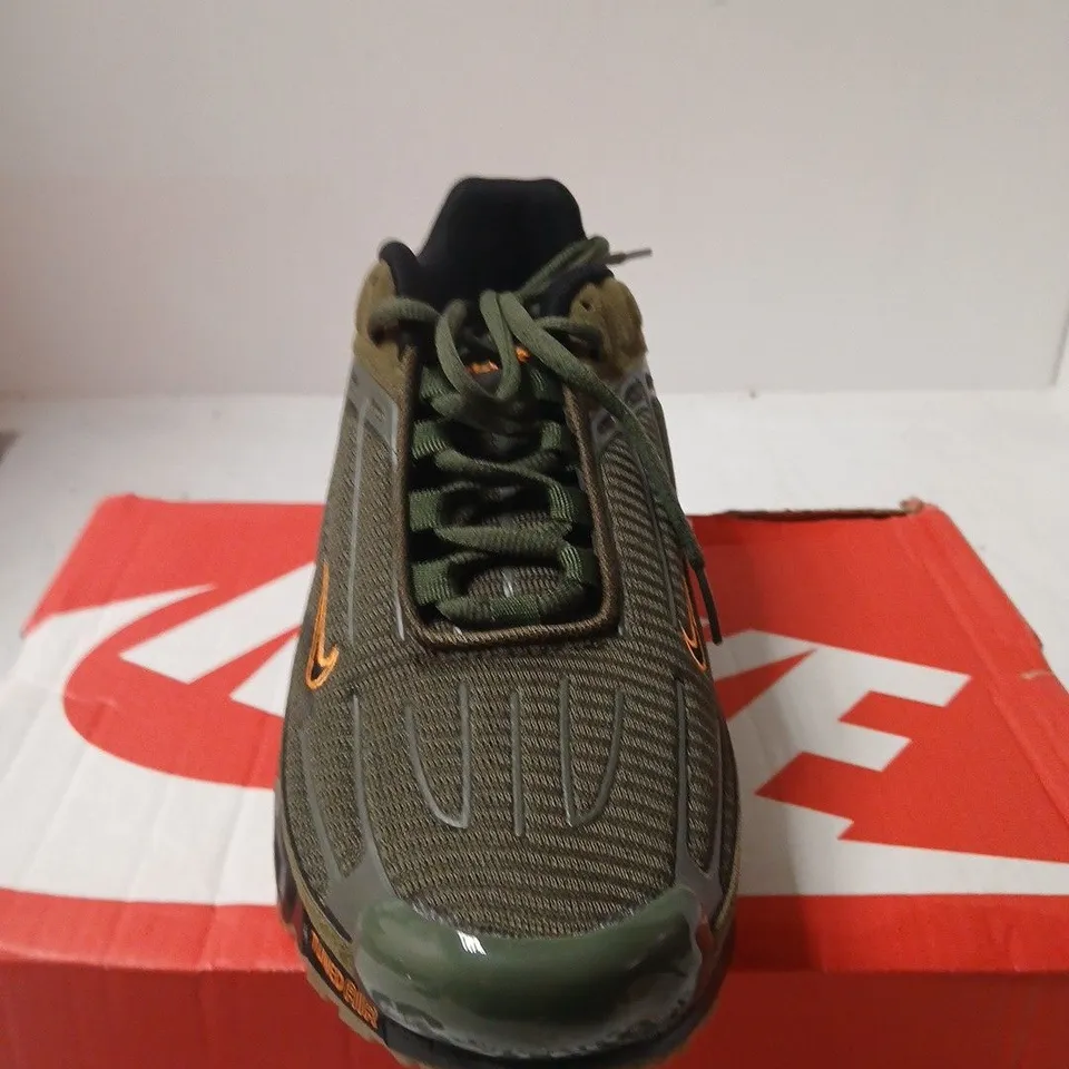 BOXED PAIR NIKE AIR MAX PLUS III TRAINERS – UK 9
