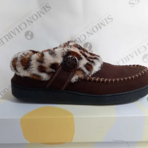 BOXED EARTH SLIPPERS SIZE 6