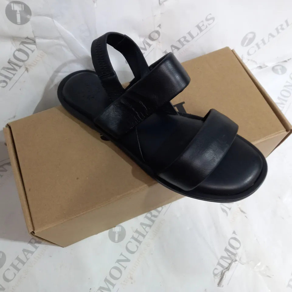 BOXED PAIR OF DUNE LONDON LEATHER CUSHION COMFORT FLAT SANDALS IN BLACK SIZE 6