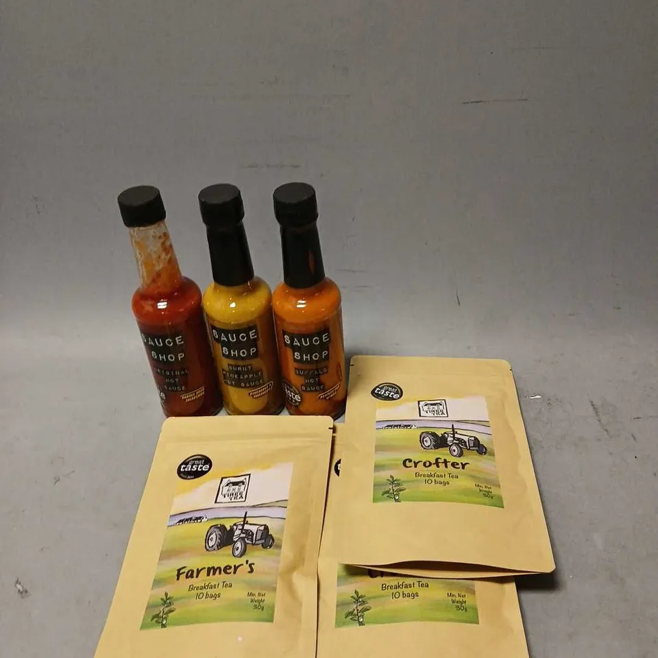 TOTE OF ASSORTED FOOD AND DRINK ITEMS TO INCLUDE VARIOUS HOT SAUCES AND BREAKFAST TEABAGS