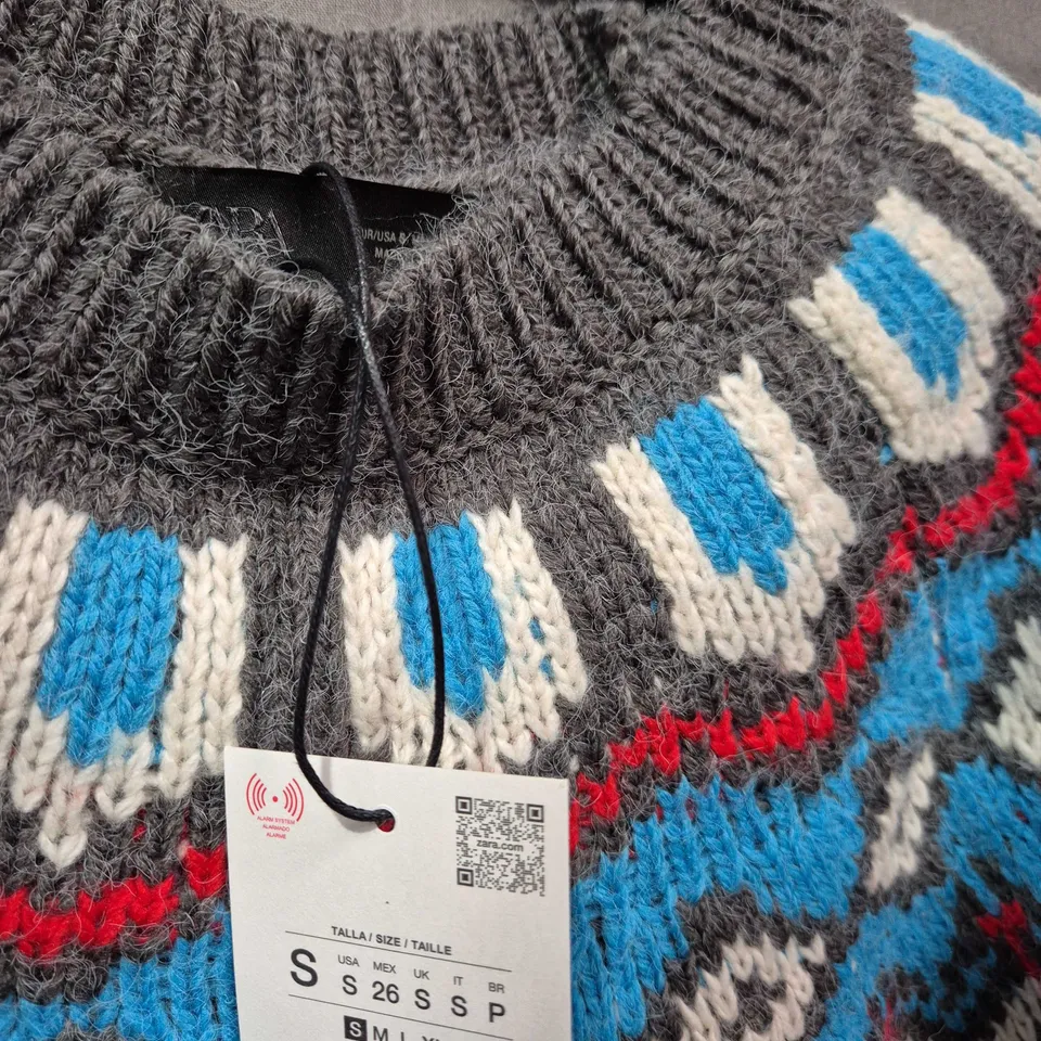 ZARA KNIT JUMPER WITH GEOMETRIC FAIR ISLE PATTERN – GREY, BLUE, WHITE & RED – UK SIZE S