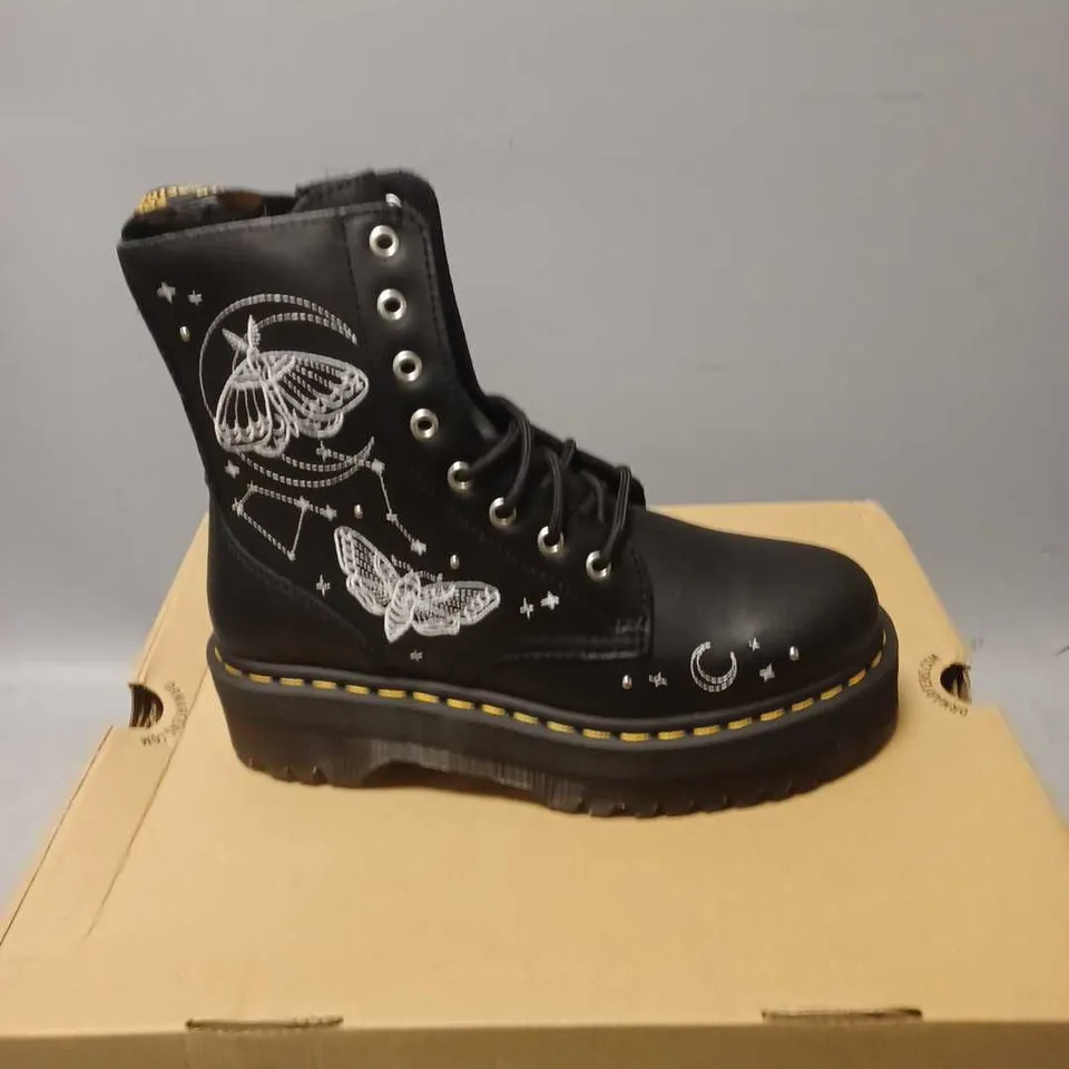 BOXED PAIR OF DR MARTENS AIRWAIR JADON CM BOOTS IN BLACK - 7