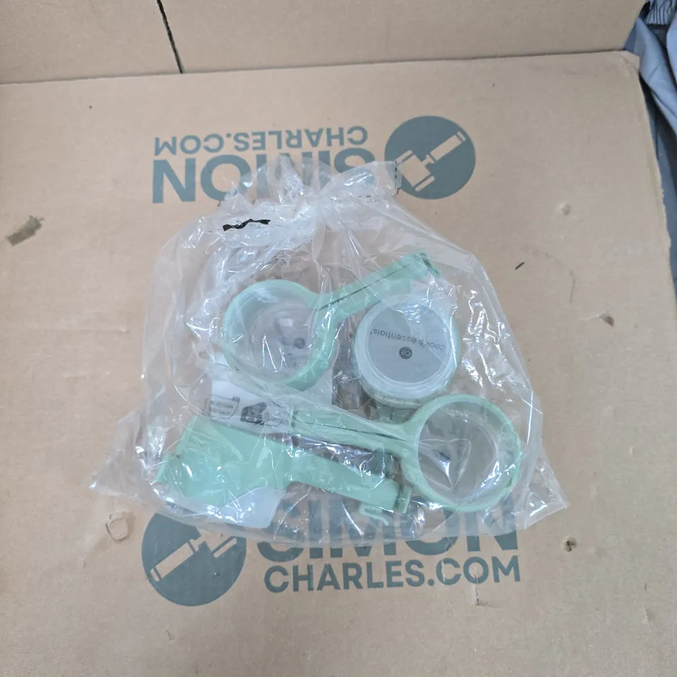 BOX OF APPROXIMATELY 12 ASSORTED ITEMS TO INCLUDE: POUR AND STORE BAG CLIPS 