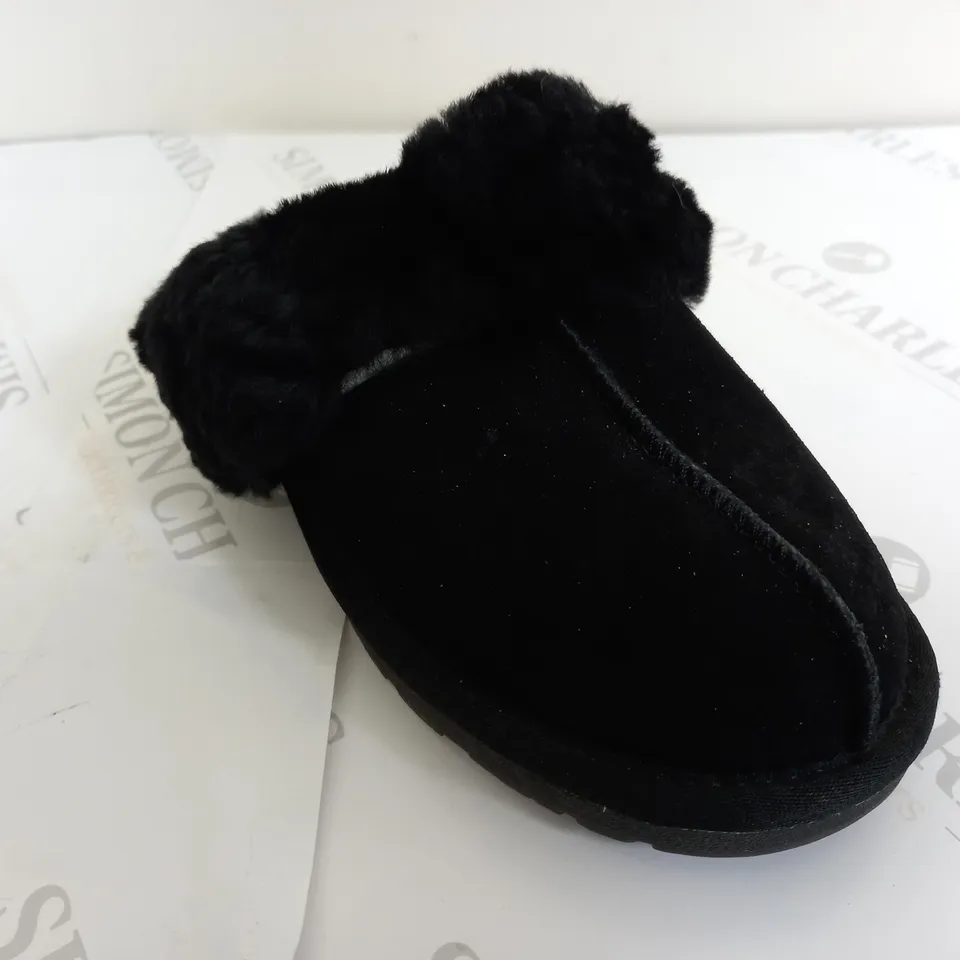 BONOVA SHEEPSKIN SLIPPERS SIZE 4