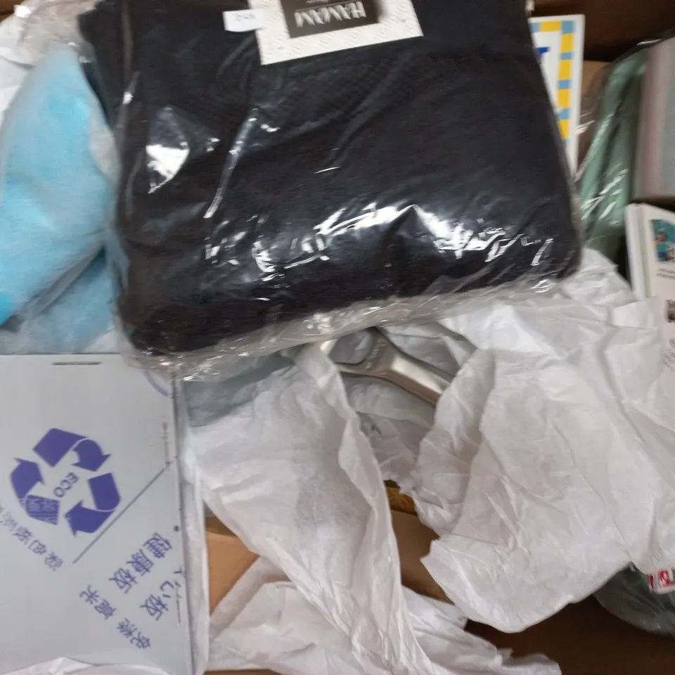 BOX OF APPROXIMATELY 12 ASSORTED HOUSEHOLD ITEMS