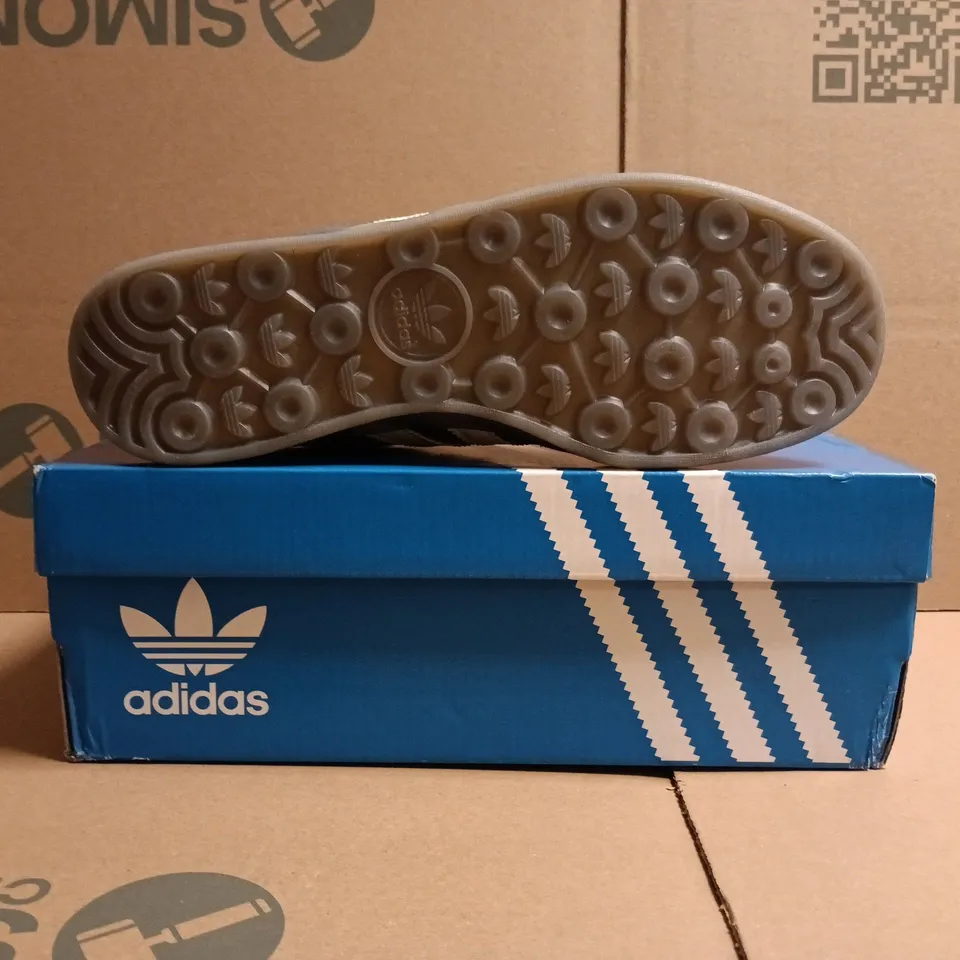 BOXED PAIR OF ADIDAS GAZELLE INDOOR TRAINERS IN NAVY/BLUE/BURGUNDY SIZE UK 7.5