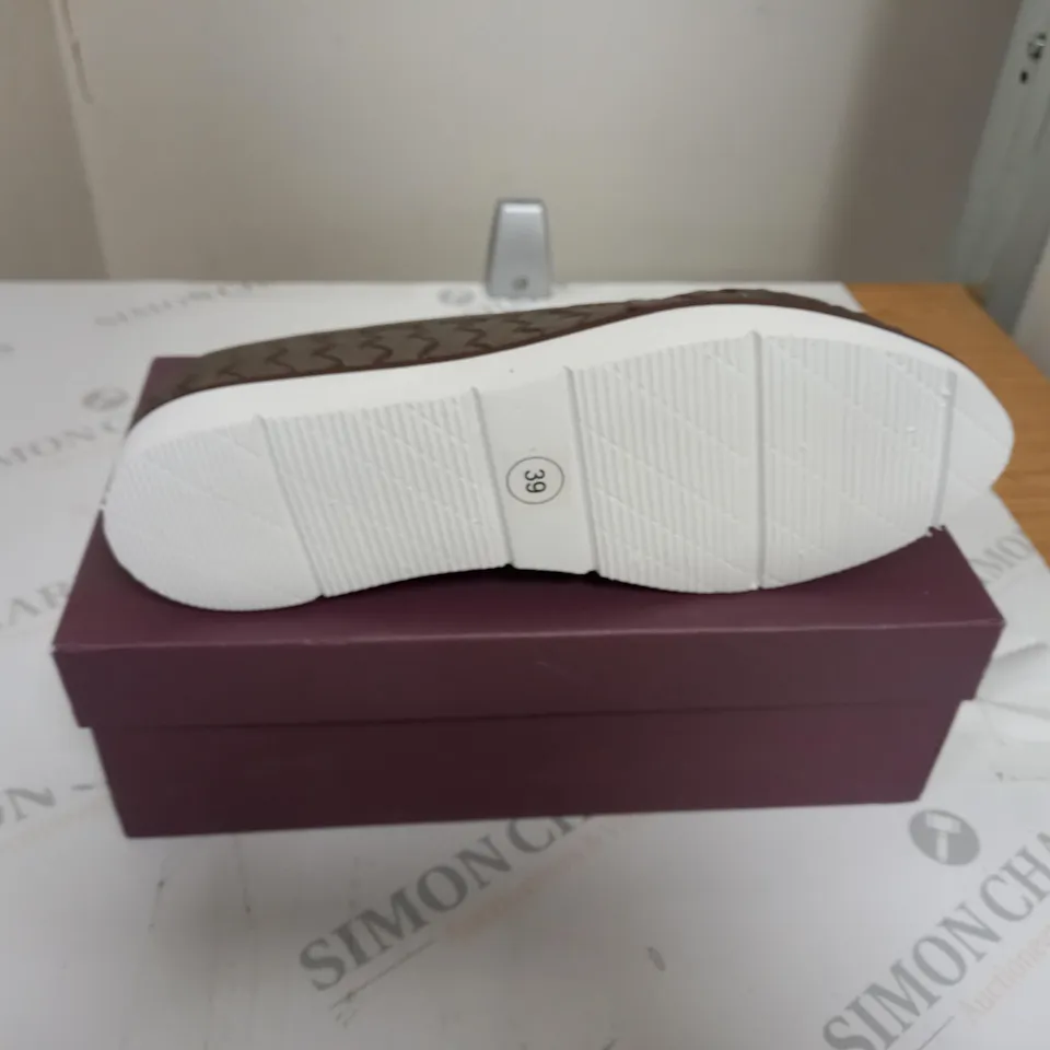 BOXED CARVELA FLAT LEATHER SHOES SIZE 39