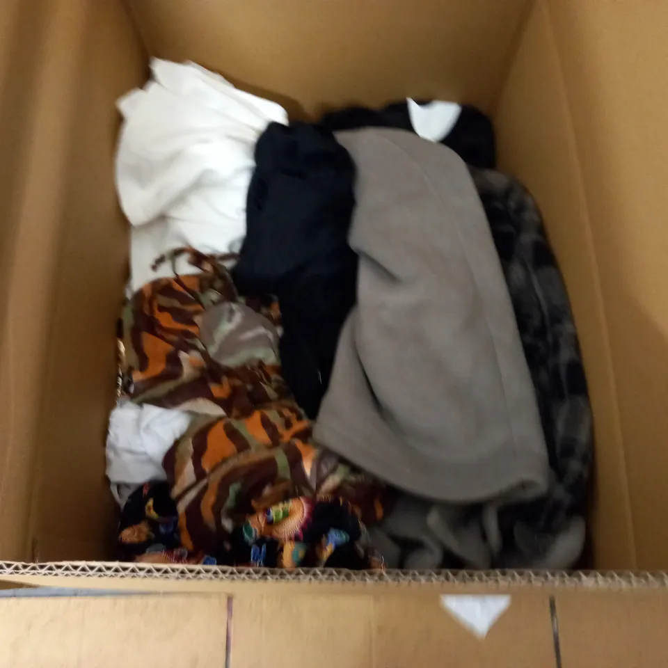 LARGE QUANTITY OF ASSORTED CLOTHING ITEMS TO INCLUDE NEW LOOK, NIKE AND ZARA