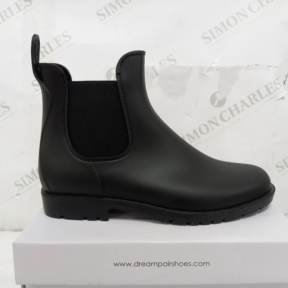 BOXED PAIR OF DREAM PAIRS WOMENS ELASTIC BOOTS - UK 6