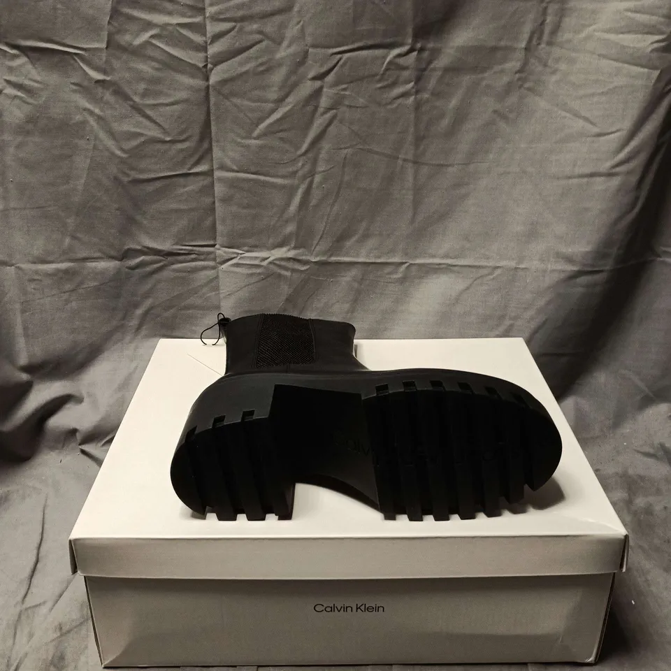 BOXED PAIR OF CALVIN KLEIN WOMEN'S CHUNKY HEEL CHELSEA BOOTS – BLACK LEATHER, UK 6 (EU 39)