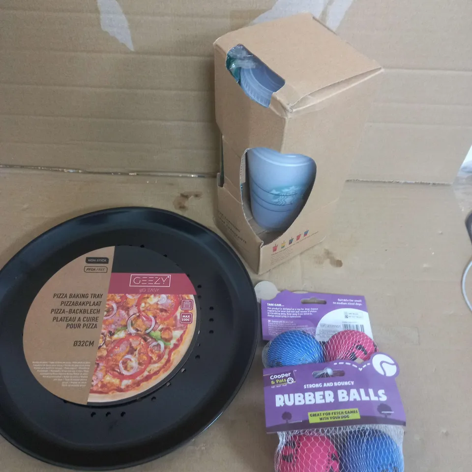  APPROXIMATELY 10 ASSORTED HOUSE HOLD ITEMS TO INCLUDE - PIZZA TRAYS - STARBUKS CUP - DOG BALL / COLLECTION ONLY 