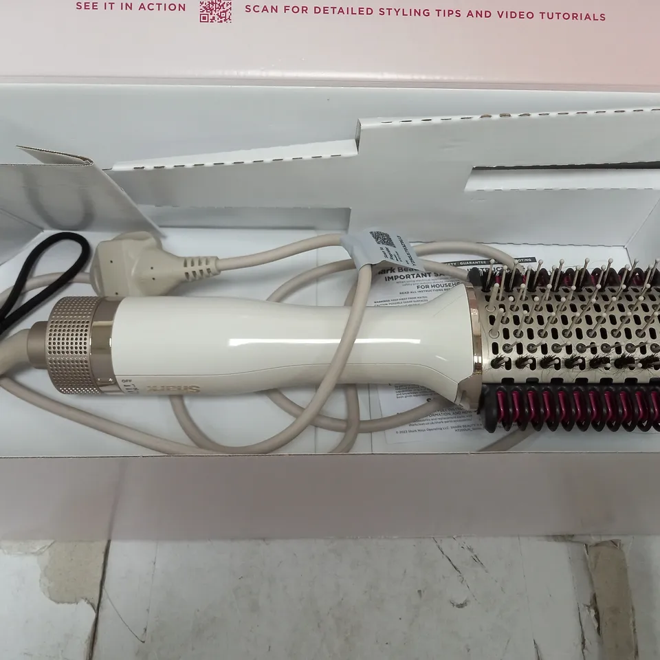 BOXED SHARK SMOOTHSTYLE HOT BRUSH & SMOOTHING COMB