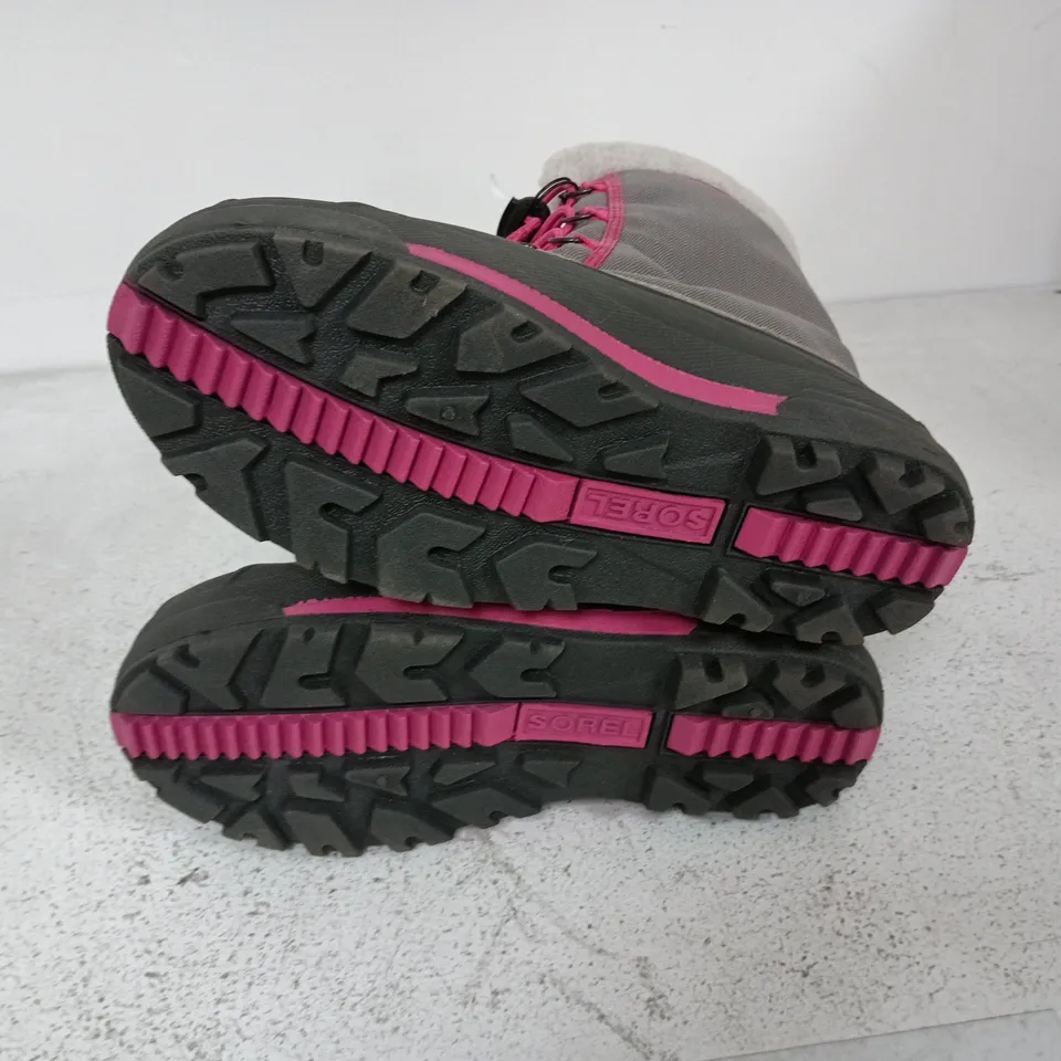 BOXED PAIR OF SOREL YOUTH CUMBERLAND 2 BOOTS IN LIGHT GREY/PINK - UK 5.5