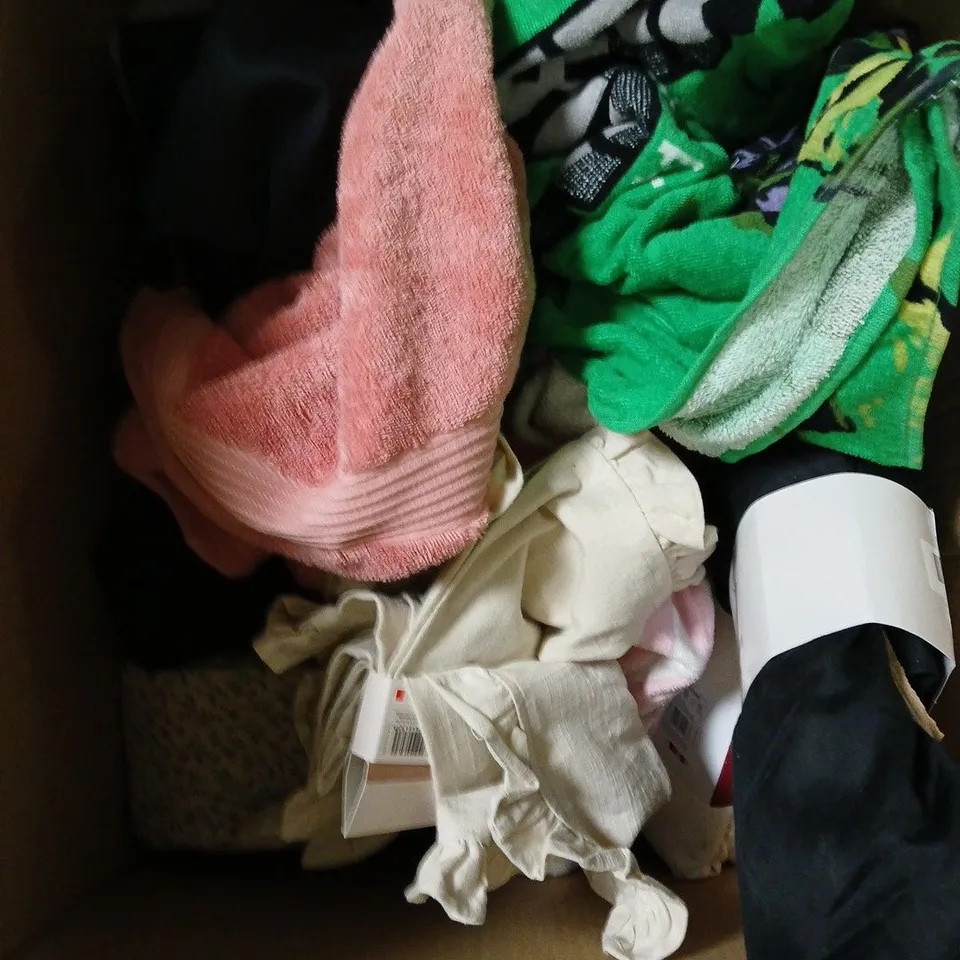 BOX OF APPROXIMATELY 10 ASSORTED BEDDING & SOFT FABRICS ITEMS TO INCLUDE - DUVET SETS - FITTED SHEETS - ETC