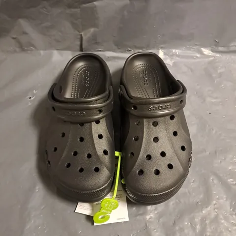 PAIR OF CROCS BAYA PLATFORM CLOGS IN BLACK SIZE 5